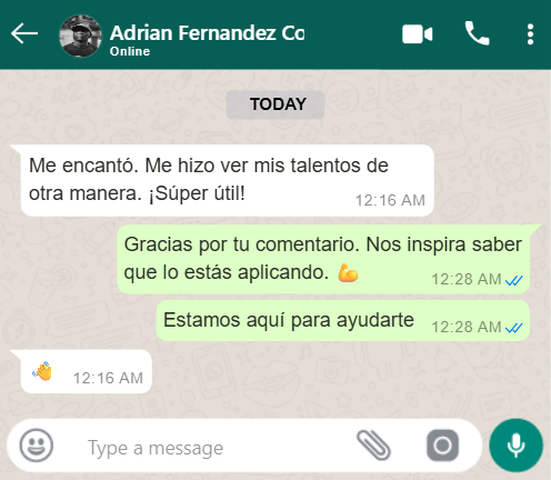 joven celebrando éxito personal